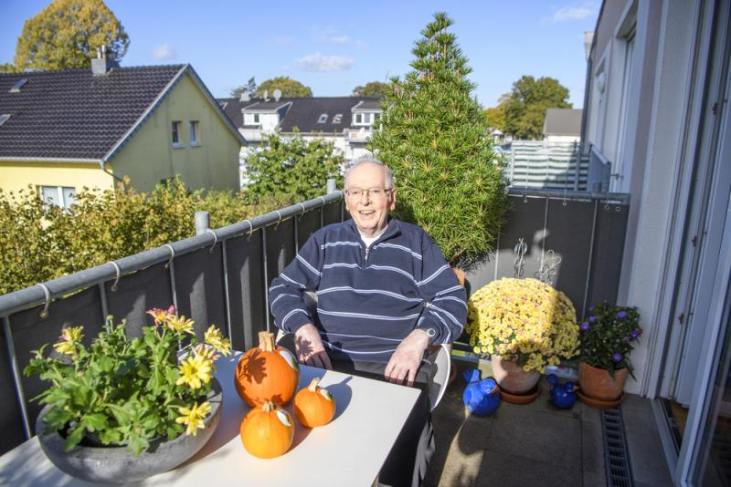 Zentrum für Betreuung und Pflege am alten Poststadion Bonn Bewohner auf dem Balkon