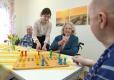 Senioren und eine Mitarbeiterin spielen Brettspiele.  (thumb)