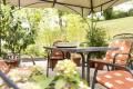 Korian Schauinsland Tagespflege Sonnenhof Terrasse mit Gartenmöbeln (thumb)